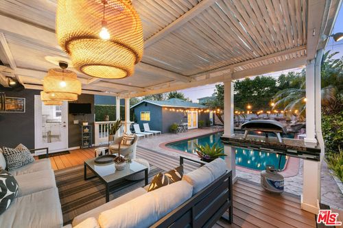7401 El Manor Ave, LOS ANGELES, CA, 90045-1352 | Card Image