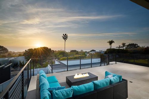 537 N Granados Ave, Solana Beach, CA, 92075-1216 | Card Image