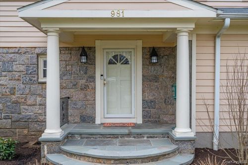 981 Green Meadow Ln, Mamaroneck, NY, 10543-4704 | Card Image
