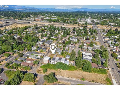 9033 Ne Hoyt St, Portland, OR, 97220-5867 | Card Image