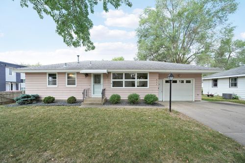 903 Parallel St, Chaska, MN, 55318-2466 | Card Image