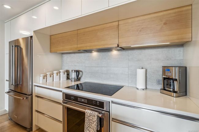 601 - 989 Johnson St, Condo with 2 bedrooms, 2 bathrooms and 1 parking in Victoria BC | Image 6
