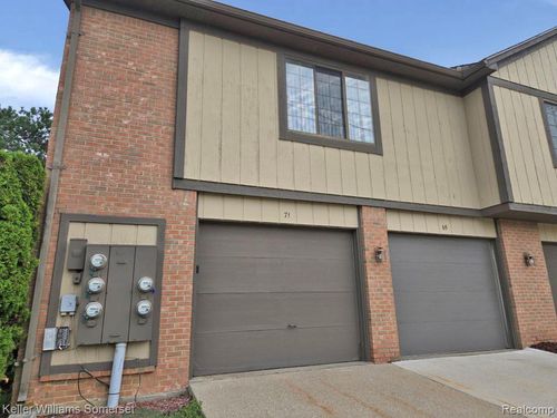 71 Meadow Wood Dr, Rochester Hills, MI, 48307-3087 | Card Image