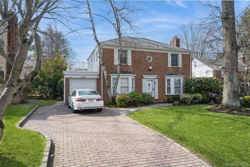 24 Welwyn Rd, Great Neck, NY, 11021-2528 | Card Image