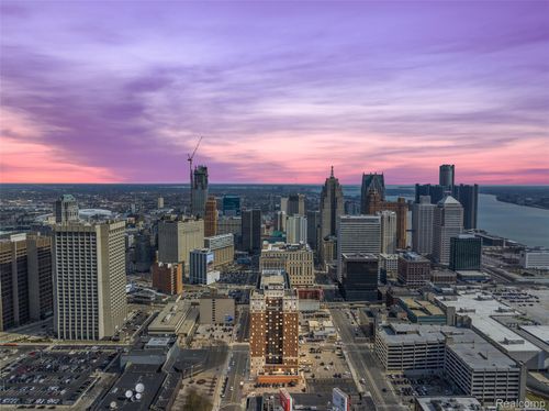 20c-525 W Lafayette Blvd, Detroit, MI, 48226-3122 | Card Image