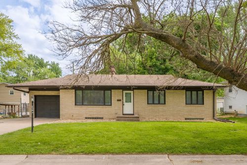 1107 Hawthorne Dr, Bettendorf, IA, 52722-3026 | Card Image