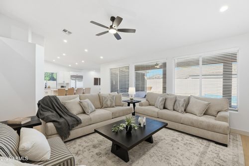 656 W Johnson Dr, Gilbert, AZ, 85233-8237 | Card Image