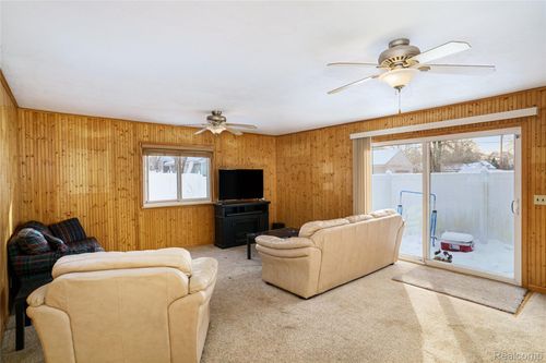 5090 Lakeborn Dr, White Lake, MI, 48383-1455 | Card Image