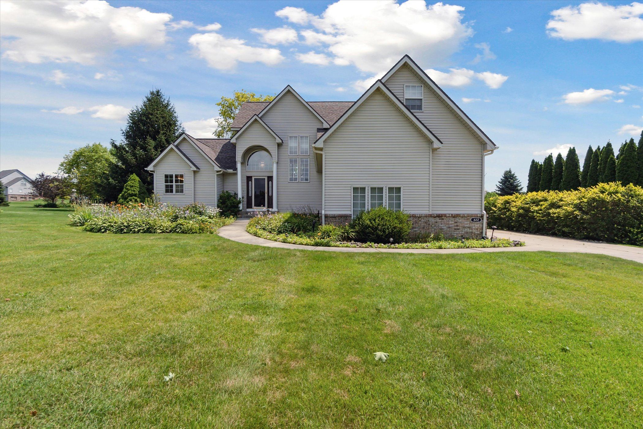 Saddle Club Ln, Howell, MI 48843