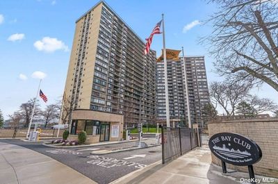 1Z3 - 2 Bay Club Drive, Condo with 2 bedrooms, 2 bathrooms and 2 parking in Bayside NY | Image 1