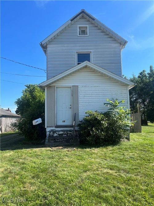 18 W Faith St, Struthers, OH, 44471-2035 | Card Image