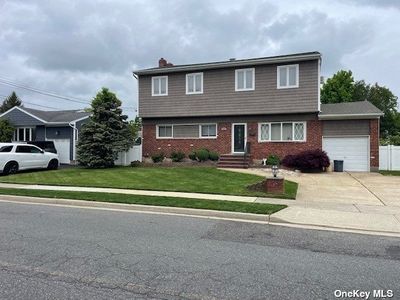 307 Linden Street, House other with 6 bedrooms, 2 bathrooms and null parking in Massapequa Park NY | Image 2