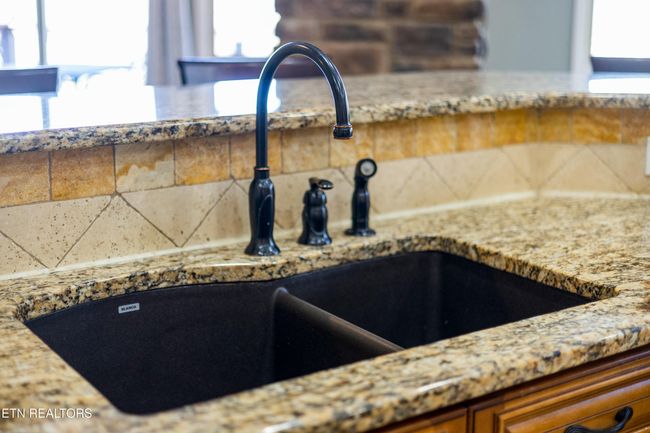 Granite countertops and sinks. | Image 15