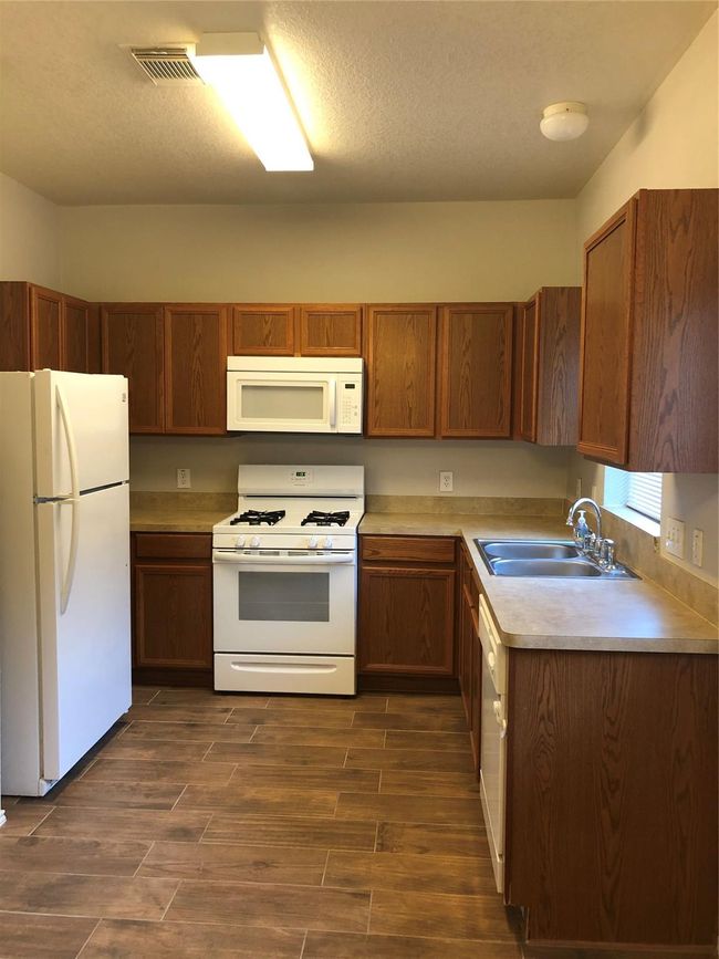 2011 Rustling Trees Way, Townhouse with 2 bedrooms, 2 bathrooms and 2 parking in Spring TX | Image 5