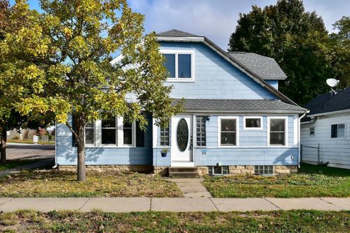 752 E 2nd St, Winona, MN, 55987-4415 | Card Image