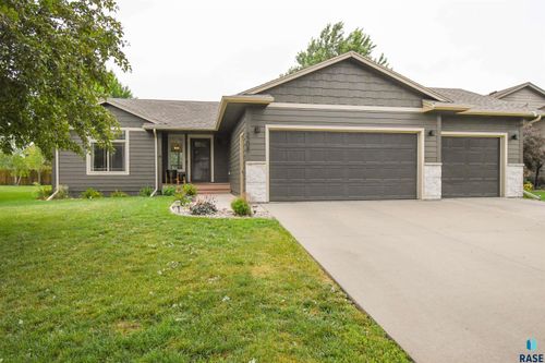3208 S Triple Play Ave, Sioux Falls, SD, 57110-8806 | Card Image