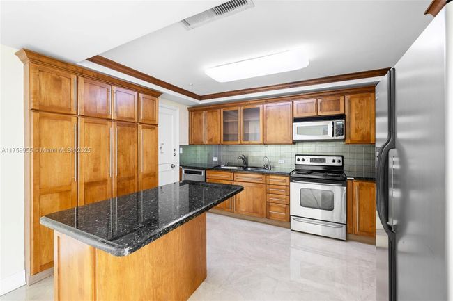 APT-6M - 5055 Collins Ave, Condo with 2 bedrooms, 3 bathrooms and null parking in Miami Beach FL | Image 9
