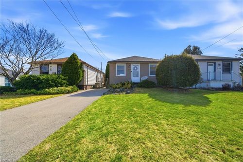 752 9th Ave, Hamilton, ON, L8T2A6 | Card Image