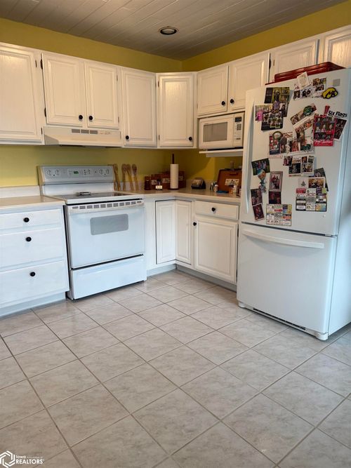 100 W Myrtle St, Toledo, IA, 52342-2324 | Card Image