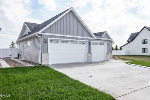 411 Lennox Dr, Bismarck, ND, 58504-5561 | Card Image