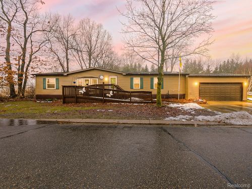 2015 Plum St, Clarkston, MI, 48348-5310 | Card Image