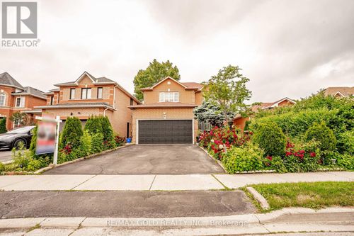 31 Colleyville St, Brampton, ON, L7A1G8 | Card Image