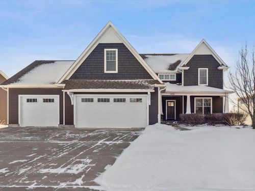 3535 Cobblestone Dr, Bettendorf, IA, 52722-8519 | Card Image