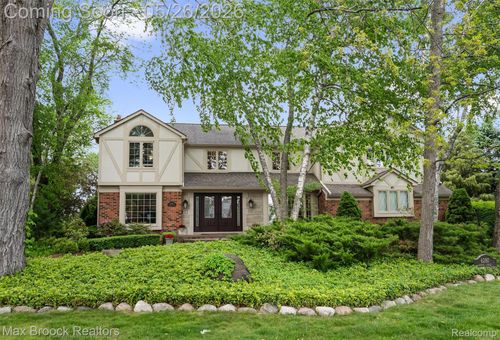 6280 Dakota Cir, Bloomfield Hills, MI, 48301-1566 | Card Image