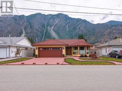 713 12th Ave, House other with 2 bedrooms, 2 bathrooms and 4 parking in Keremeos BC | Image 1