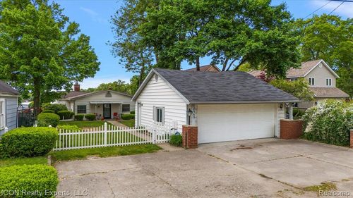 8569 Cooley Beach Dr, White Lake, MI, 48386-4318 | Card Image