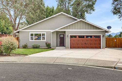 104 Vista Cir, Rogue River, OR, 97537-9578 | Card Image