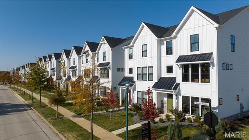 51-301-16554 Yellowwood Dr, Chesterfield, MO, 63005-4370 | Card Image