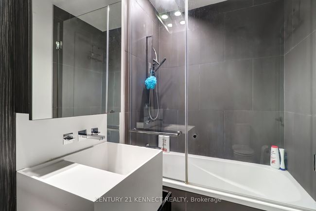 526 - 1 Bloor St E, Condo with 3 bedrooms, 2 bathrooms and null parking in Toronto ON | Image 12