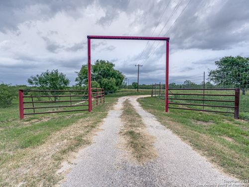 315 Simon Rd, Pleasanton, TX, 78064-4815 | Card Image