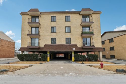 apt-3af-9815 Lawrence Ct, Schiller Park, IL, 60176-1331 | Card Image