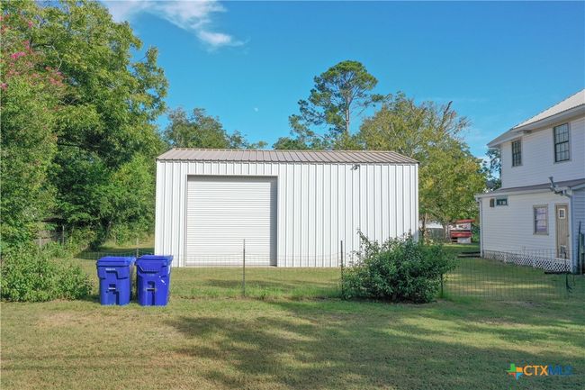 205 Hubbard Street, House other with 5 bedrooms, 3 bathrooms and null parking in Yoakum TX | Image 5