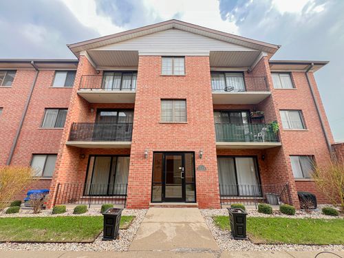 unit-202-8422 W Catalpa Ave, Chicago, IL, 60656-1300 | Card Image