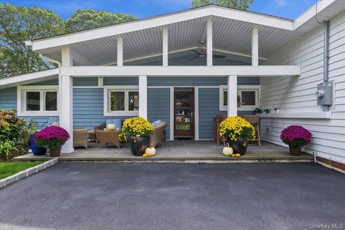 92 Suffolk Rd, Massapequa, NY, 11758-6724 | Card Image