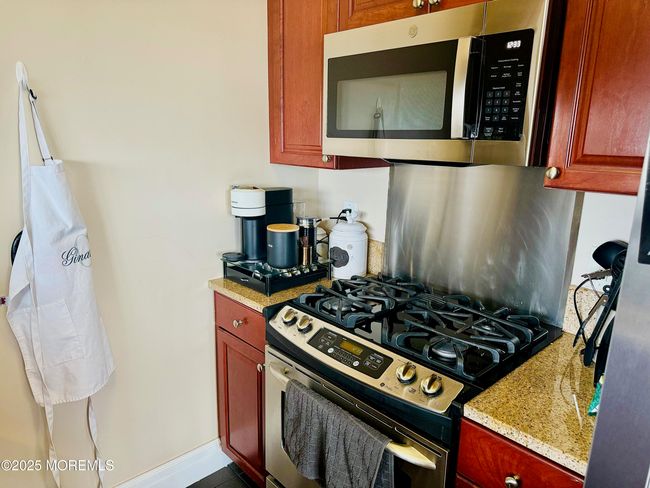 APT-2205 - 1 Spring St, House other with 2 bedrooms, 2 bathrooms and null parking in New Brunswick NJ | Image 31