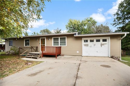 2402 Park Lane Dr, Trenton, MO, 64683-1141 | Card Image