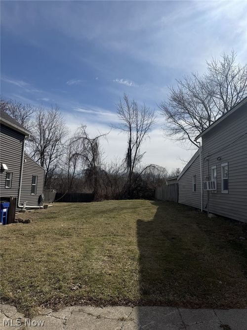 2825 York Ave, Cleveland, OH, 44113-4109 | Card Image