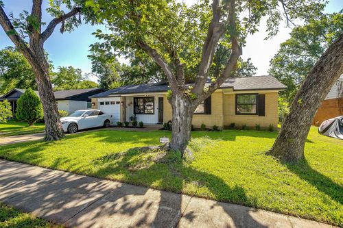 1725 Emerald St, Grand Prairie, TX, 75051-2826 | Card Image