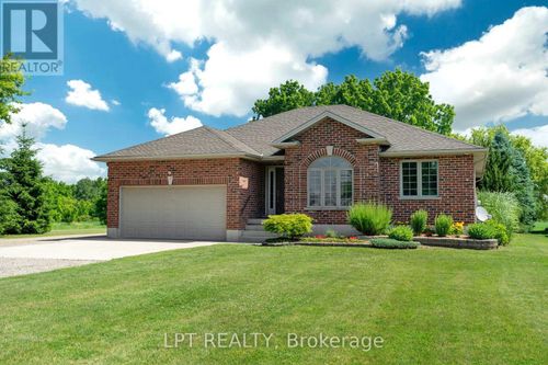 18 Durham St, Newbury, ON, N0L1Z0 | Card Image