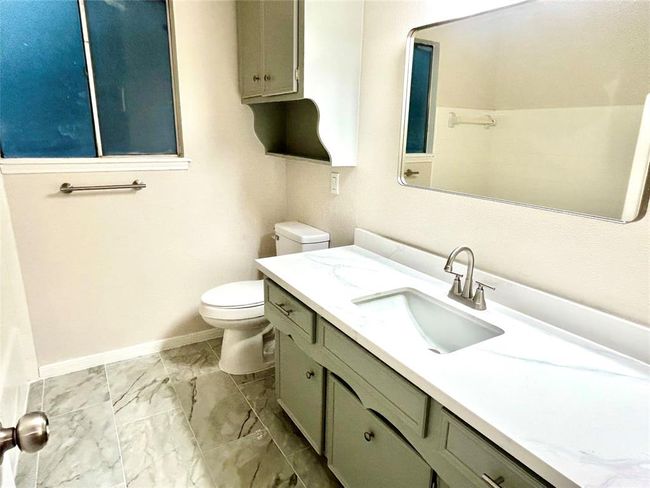 Granite countertops in secondary bath | Image 28