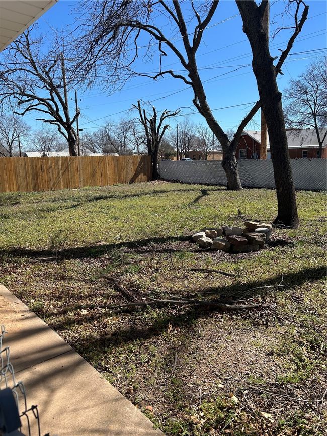 903 W Main St, House other with 3 bedrooms, 2 bathrooms and null parking in Olney TX | Image 4