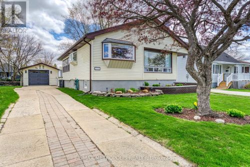 711 Michigan Ave, Point Edward, ON, N7V1G9 | Card Image