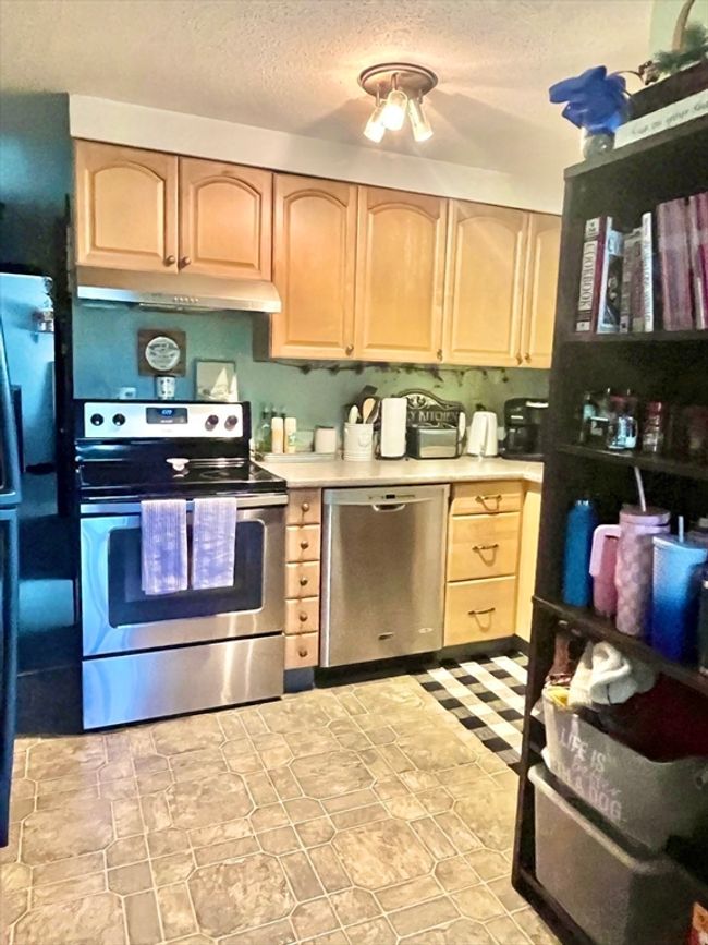 15 Old County Rd, Home with 6 bedrooms, 3 bathrooms and 4 parking in Holland MA | Image 15