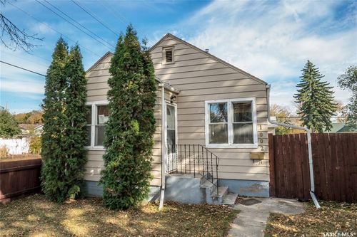 1002 Av J S, Saskatoon, SK, S7M2B9 | Card Image