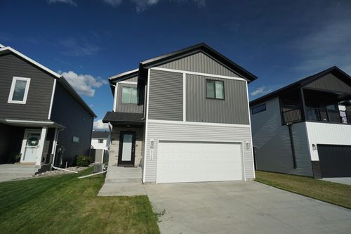 8068 Goldfinch Dr, Horace, ND, 58047-7700 | Card Image