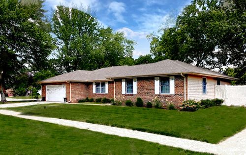 704 Wesley Ave, Savoy, IL, 61874-9554 | Card Image